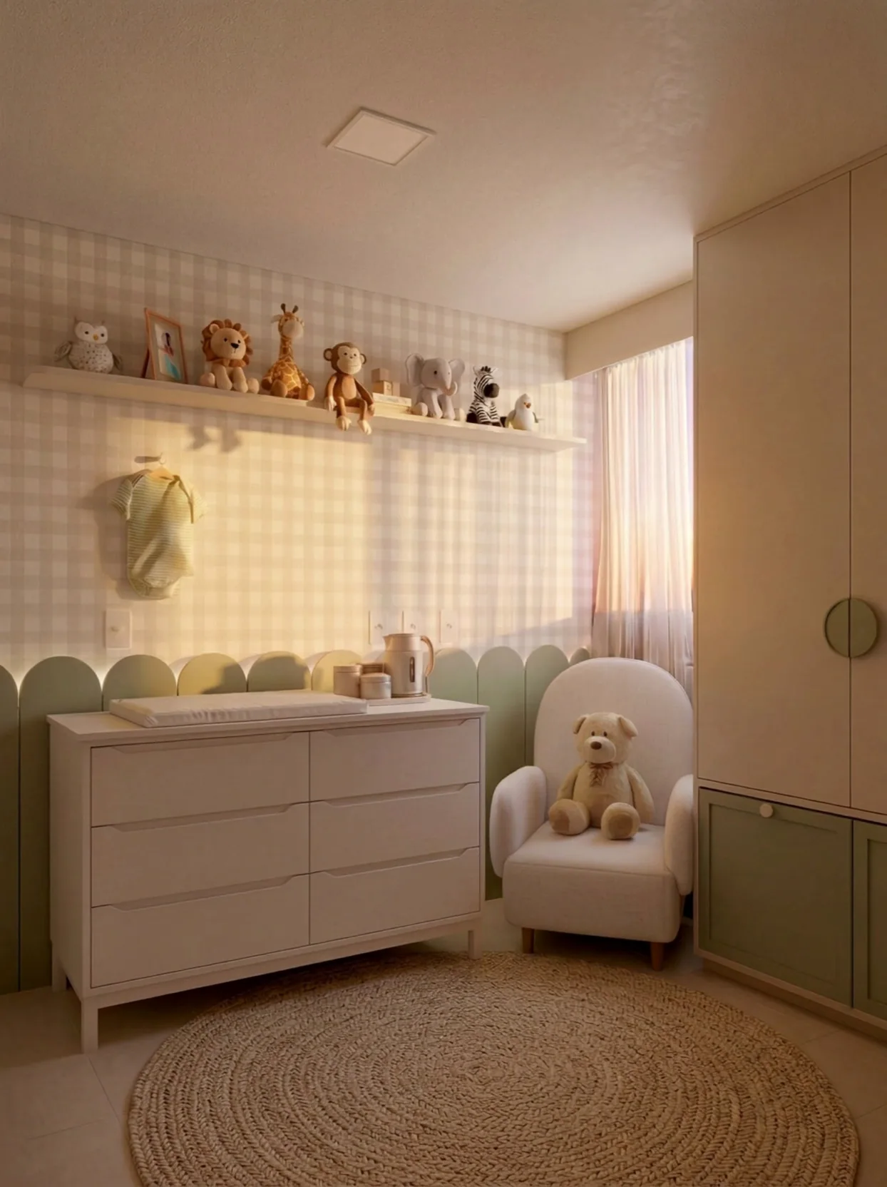 Imagem 3D realista do quarto de bebê: papel de parede xadrez, lambri ondulado verde-sálvia, cômoda branca com trocador, poltrona de amamentação com ursinho, guarda-roupa e tapete redondo de fibra natural.