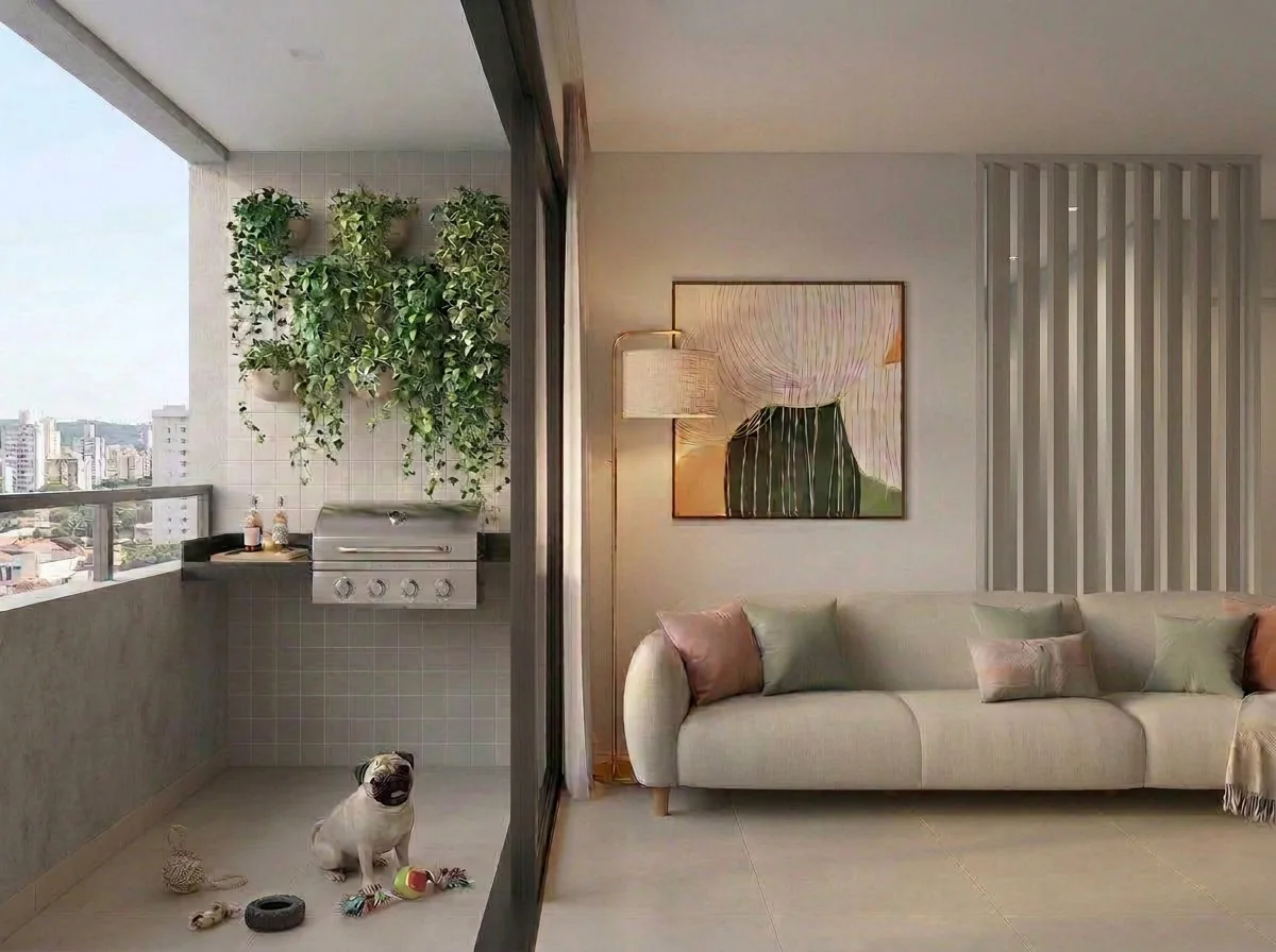 Living integrado à varanda: sofá claro, quadro em tons de verde, painel ripado e plantas pendentes na varanda, com um cachorro no piso.